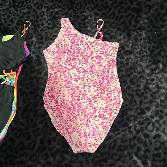 Girls 1 pc (x4) swimsuit bundle